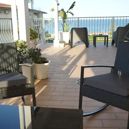 Tropical Vista Mare Alojamento de Acomodação e Pequeno-almoço Cirò Marina