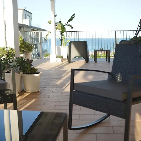Tropical Vista Mare Alojamento de Acomodação e Pequeno-almoço Cirò Marina
